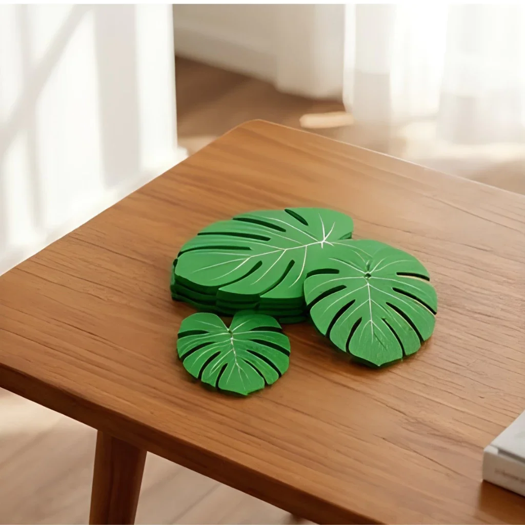 Folhas do porta-copos empilhadas sobre uma mesa lateral
