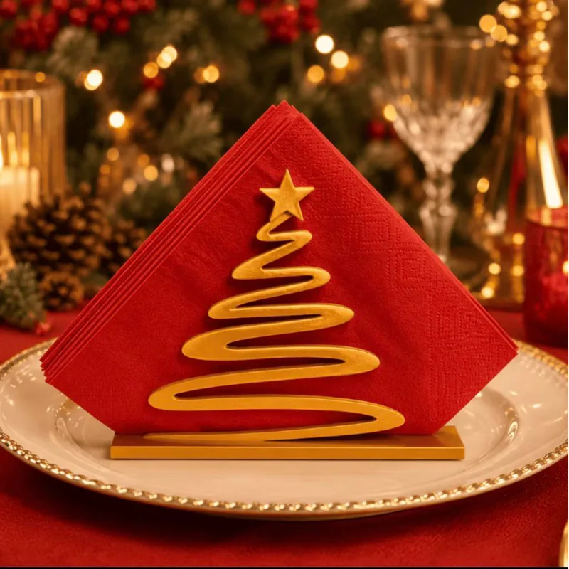 Porta-guardanapo dourado em forma de árvore de Natal com guardanapo vermelho sobre prato